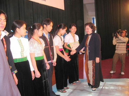 Phó Chủ tịch nước Trương Mỹ Hoa trao học bổng cho các HSSV Phó Chủ tịch nước Trương Mỹ Hoa trao học bổng cho các HSSV