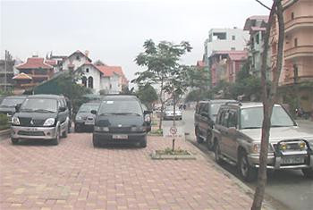 Chỗ nào có khoảng trống là trở thành nơi đỗ xe