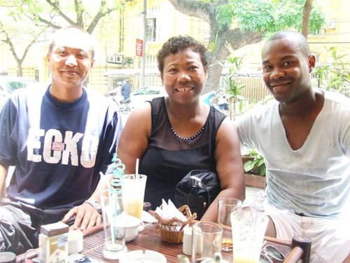 Willenmin Vĩnh Long (ngoài cùng bên phải) cùng mẹ và anh trai - Ảnh: V.A Willenmin Vĩnh Long (ngoài cùng bên phải) cùng mẹ và anh trai - Ảnh: V.A