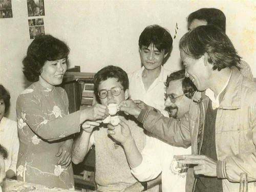 SV nước ngoài tại trường Đại học Bách khoa tổ chức sinh nhật cho Xuân Khải (ảnh chụp 1/3/1989)