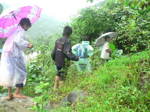 Dù đói lạnh, nhưng học sinh vẫn băng rừng đến trường