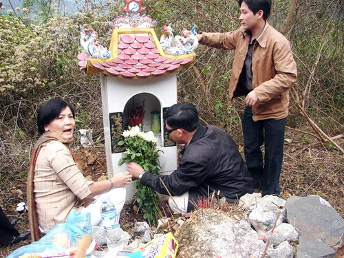 Bia liệt sỹ Phạm Văn Cường trên “con đường vàng”