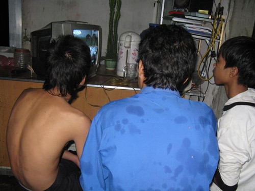 Tụ tập xem “phim đen” tại phòng trọ