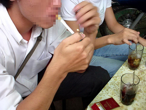 Thuốc lá và cà phê có thể gây chứng trào ngược dạ dày - Ảnh: Tuổi Trẻ Thuốc lá và cà phê có thể gây chứng trào ngược dạ dày - Ảnh: Tuổi Trẻ