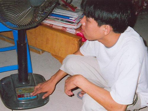 Người dân mở quạt nhưng không quay, vì điện... quá yếu