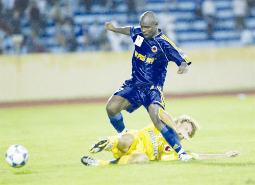 Nam Định (áo xanh) có qua mặt được Gạch ĐT - LA để giành ngôi Á quân? Nam Định (áo xanh) có qua mặt được Gạch ĐT - LA để giành ngôi Á quân?