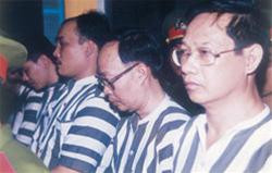 Liên Khui Thìn (phải) từng bị tuyên án tử hình trong vụ án Minh Phụng – Epco, nay được đặc xá. Ảnh : PV Liên Khui Thìn (phải) từng bị tuyên án tử hình trong vụ án Minh Phụng – Epco, nay được đặc xá. Ảnh : PV