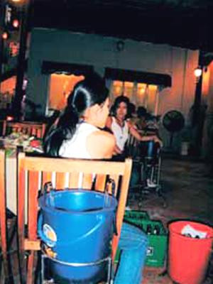 Các cô tiếp thị ngồi giải lao trong lúc chờ khách