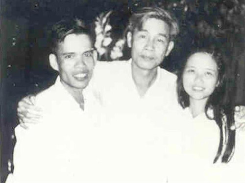 Chú Sáu Dân (giữa) chụp ảnh vợ chồng chị Phan Thị Quyên (1973) Chú Sáu Dân (giữa) chụp ảnh vợ chồng chị Phan Thị Quyên (1973)