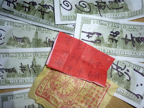 Bùa mà thầy Trưng iểm và cho phóng viên cũng như người bệnh uống- ảnh Lê Nguyễn