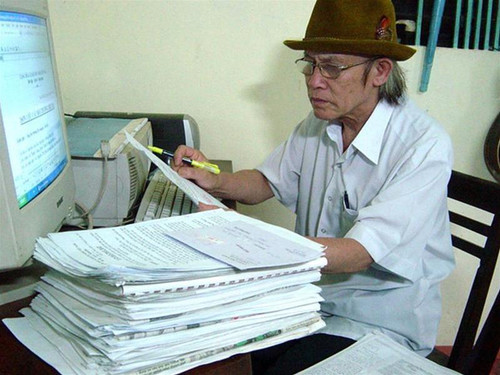 23 năm ông Sáu tự nghiền ngẫm luật pháp và viết đơn kêu oan. Ảnh : PV