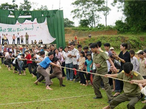 Thanh niên Thanh Định thi kéo co với bộ đội TCHC
