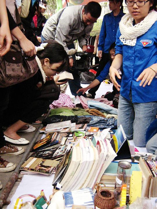 Sách vở, quần áo... cũ người mới ta!