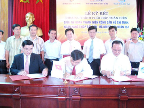 Anh Nguyễn Hoàng Hiệp - Bí thư T.Ư Đoàn (giữa) ký kết hợp tác với đại diện Tập đoàn T&T và Ngân hàng SHB