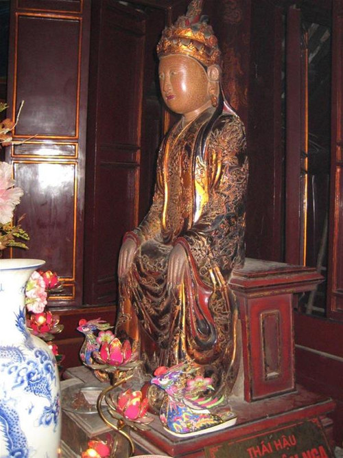 Tượng Thái Hậu Dương Vân Nga được thờ ở đền vua Lê Tượng Thái Hậu Dương Vân Nga được thờ ở đền vua Lê