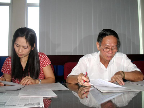 Cô Hà Thị Duyên và thầy Nguyễn Thượng Võ chấm thi tại một phòng riêng. Ảnh: XM. Cô Hà Thị Duyên và thầy Nguyễn Thượng Võ chấm thi tại một phòng riêng. Ảnh: XM.