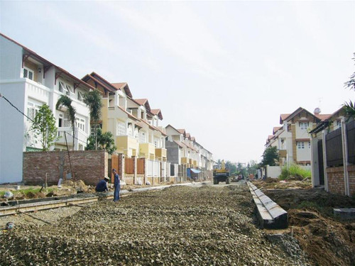 Tại KĐTMTT, hầu hết các khu tái định cư còn nằm trên giấy nhưng các dự án phân lô bán nền đã xây xong