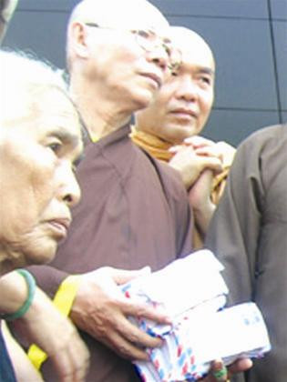 Thích Không Tánh cầm tập phong bì tiền chuẩn bị phát để xúi giục người khiếu kiện biểu tình tại TP Hồ Chí Minh