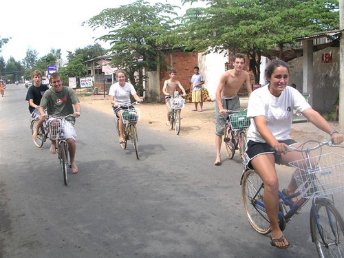 Nụ cười của những học sinh Mỹ trên mảnh đất Sơn Mỹ hôm nay