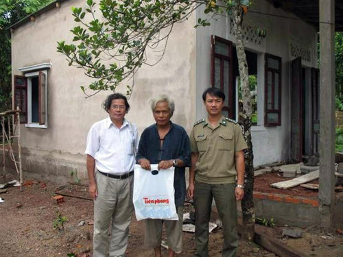 Trước ngôi nhà của anh Hồ Văn Lìa Trước ngôi nhà của anh Hồ Văn Lìa