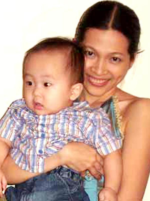 Nhà thiết kế Ngô Thái Uyên và con trai. Ảnh: SGGP.