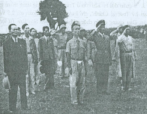 Ngày 9/10/1948, Tướng Nguyễn Sơn - thứ hai phải sang thụ phong Thiếu tướng. Có mặt các vị Phạm Ngọc Thạch, Nguyễn Khánh Toàn, Tôn Quang Phiệt, Đặng Thai Mai, Lê Đức Thọ, Dương Quốc Chính, Trần Văn Quang (Ảnh gia đình)