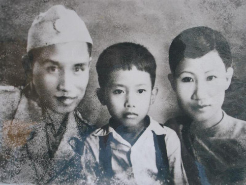 Vợ chồng Đại tướng Lê Trọng Tấn với con trai Lê Đông Hải. Ảnh tư liệu