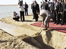 Một đoạn kênh dẫn nước vào biển hồ nhân tạo trên sa mạc Karakum Ảnh: BBC