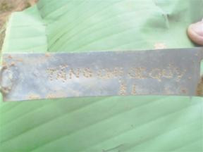 Chiếc kẹp tóc có khắc tên X. Quý Chiếc kẹp tóc có khắc tên X. Quý