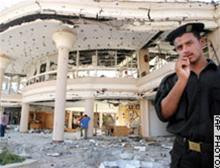 Quang cảnh hoang tàn của Old Market sau vụ đánh bom Quang cảnh hoang tàn của Old Market sau vụ đánh bom