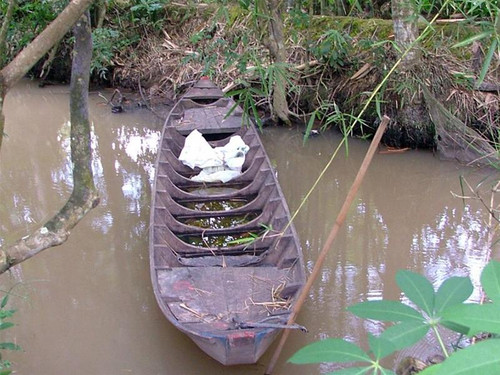 Con mương và chiếc xuồng được cho là phương tiện chở xác bà Tám đi phi tang. Ảnh: Hữu Vinh Con mương và chiếc xuồng được cho là phương tiện chở xác bà Tám đi phi tang. Ảnh: Hữu Vinh