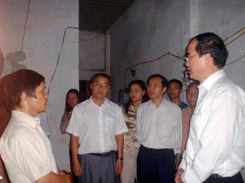 Bộ trưởng Nguyễn Thiện Nhân và thầy Khoa trò chuyện tại nhà riêng