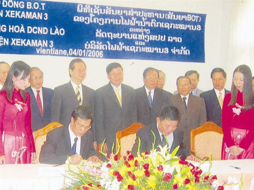 Lễ ký hợp đồng BOT dự án Thủy điện Xêkaman 3 với sự chứng kiến của lãnh đạo Chính phủ hai nước Việt - Lào. Ảnh: tư liệu