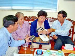 Bà Trương Tài Tú, người được ông giáo Sính ủy quyền (thứ hai từ bên phải qua) cùng đại biểu HĐND Đặng Văn Khoa tại tòa soạn Báo SGGP sáng 8-12. Ảnh: C.T.V. Bà Trương Tài Tú, người được ông giáo Sính ủy quyền (thứ hai từ bên phải qua) cùng đại biểu HĐND Đặng Văn Khoa tại tòa soạn Báo SGGP sáng 8-12. Ảnh: C.T.V.