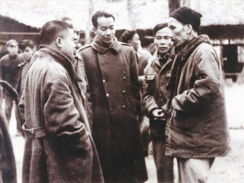 Bộ trưởng Quốc phòng Phan Anh (bên trái) cùng Bác Hồ tại Việt Bắc năm 1950 Bộ trưởng Quốc phòng Phan Anh (bên trái) cùng Bác Hồ tại Việt Bắc năm 1950