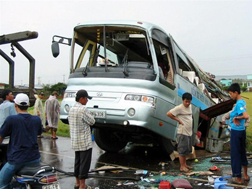 Hồi 14 giờ ngày 11/8, tại Km1700 quốc lộ 1A, thuộc địa phận xã Hàm Thắng (Hàm Thuận Bắc, Bình Thuận) xe khách lọai 54 chỗ ngồi số 50N-4308 thuộc doanh nghiệp Thụy - Tuyết (TPHCM) đến địa phận xã Hàm Thắng đã bị lật nhào do chạy tốc độ cao khi trời đang mưa lớn. Rất may, phần lớn hành khách đi trên xe chỉ bị thương, một hành khách bị gãy chân. Trong ảnh: Hiện trường vụ tai nạn. Ảnh: Hữu Thành