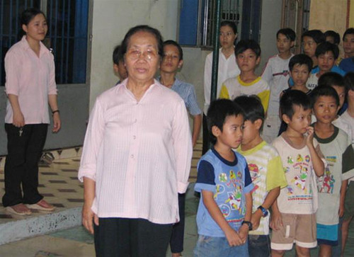 Xơ Nguyễn Thị Toàn (người đeo kính) cùng các bạn sinh viên dạy học cho trẻ mồ côi