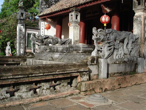 Toàn cảnh sập đá trước bái đường đền vua Đinh Toàn cảnh sập đá trước bái đường đền vua Đinh