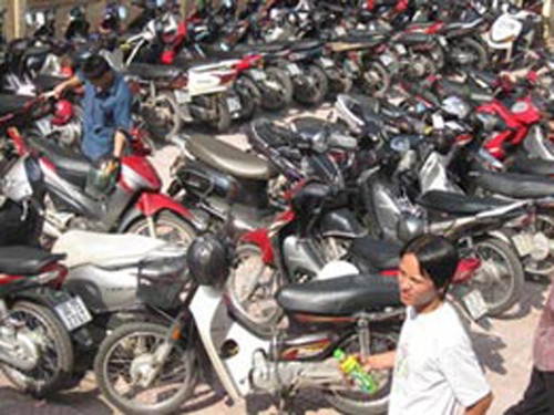 Tại một bãi gửi xe. Ảnh minh họa