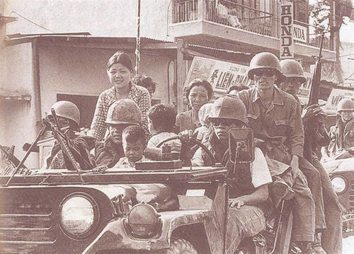 Lính Sài Gòn tại quân Khu 1 mang theo gia đình chạy trốn Lính Sài Gòn tại quân Khu 1 mang theo gia đình chạy trốn
