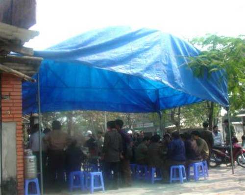 Cảnh trước nhà gia đình anh Trần Anh Tuấn (Phó phòng chính sách QK4). Cảnh trước nhà gia đình anh Trần Anh Tuấn (Phó phòng chính sách QK4).