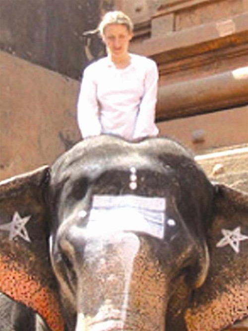 Liz Gilbert cưỡi voi ở An Độ