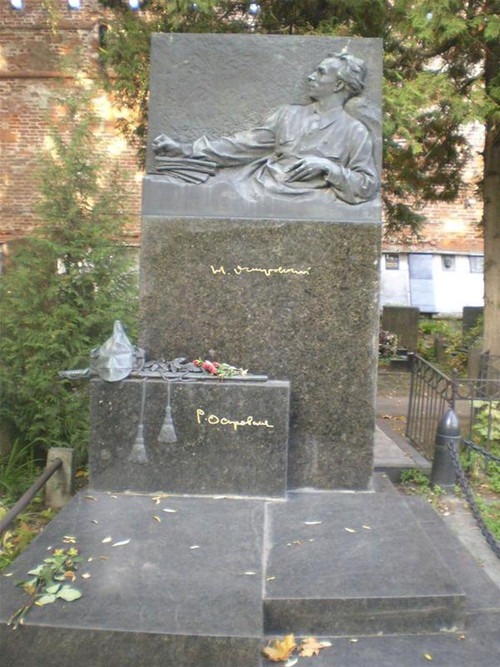 Mộ Ôxtơrôpxki tại Nghĩa trang danh nhân ở Matxcơva - Ảnh: T.V