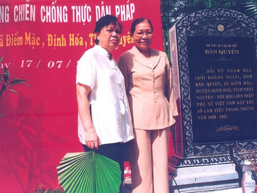 Chị Phạm Thị Hiền (bên phải) và Phạm Thị Nguyệt em gái chị Hoàng Ngân trong chuyến hành hương về đồi Hoàng Ngân tại xóm Bản Quyên (Điềm Mặc, Định Hóa, Thái Nguyên 17/7/2005). Ảnh: Đồng Khắc Thọ Chị Phạm Thị Hiền (bên phải) và Phạm Thị Nguyệt em gái chị Hoàng Ngân trong chuyến hành hương về đồi Hoàng Ngân tại xóm Bản Quyên (Điềm Mặc, Định Hóa, Thái Nguyên 17/7/2005). Ảnh: Đồng Khắc Thọ