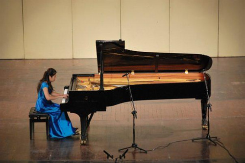 Nguyễn Hoàng Linh chơi đàn tại Nhà hát Lớn HN