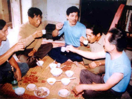 Bốn lính xe tăng 390 gặp nhau sau 21 năm xa cách.Từ trái sang phải: Phượng (2), Nguyên (3), Tập (4), Toàn (5) Ảnh tư liệu