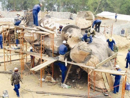 Ảnh 5: Các thớt tượng được xếp lộn xộn như một đống phế liệu trên đồi D.