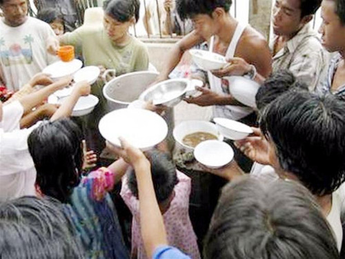 Phân phát thức ăn cho các nạn nhân bão Nargis ở Myanmar Phân phát thức ăn cho các nạn nhân bão Nargis ở Myanmar