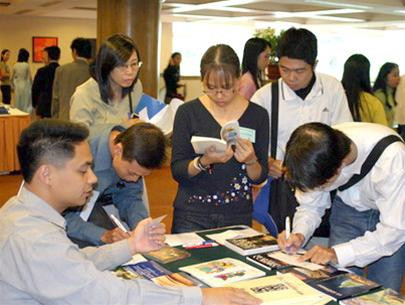 Học sinh sinh viên tìm hiểu thông tin du học tại Triển lãm du học Mỹ. Ảnh: Tuổi Trẻ.