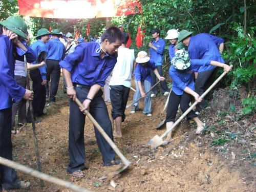 Thanh niên tình nguyện xẻ núi mở đường Ảnh: Minh Tuấn